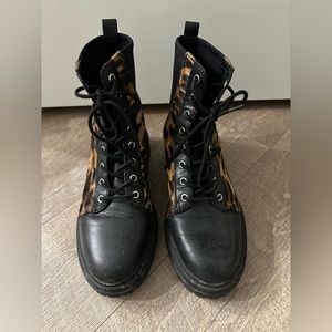 Vince camuto bestenda black/leopard combat boots size 7